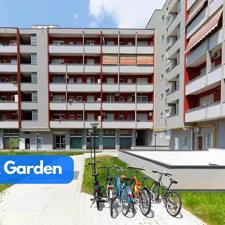 The Green House - Private Parking And Balcony Apartment
